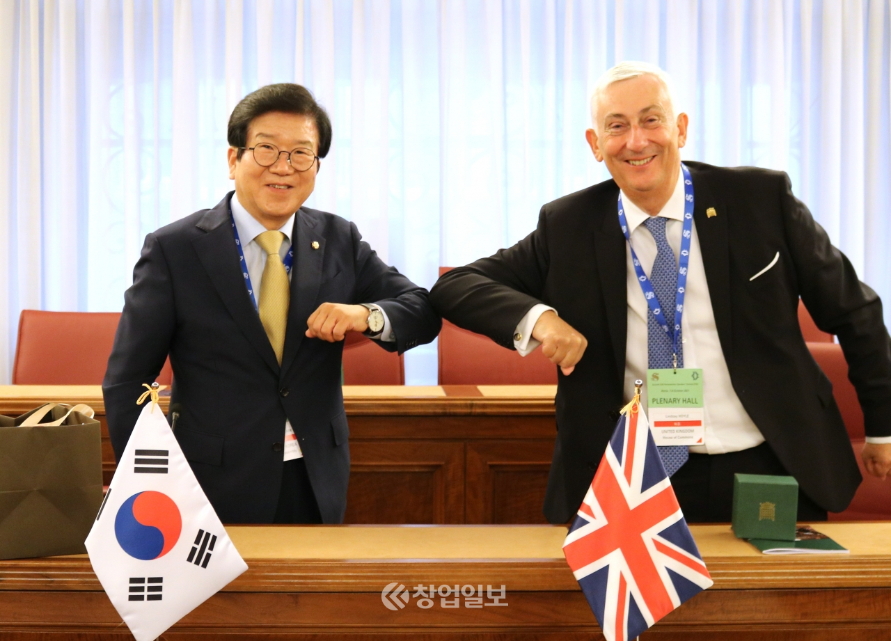 박병석 국회의장과 영국 린지하비호일 하원의장의 양자 회담을 갖고 있다.