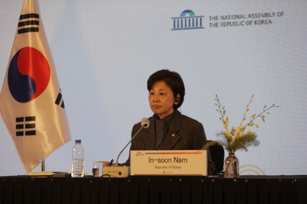 제29차 APPF 총회가 13일 서울 여의도 콘테 호텔에서 열렸다. 이날 여성의원회의를 주재한 남인순 의원.