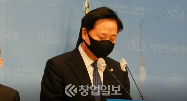 지난 7일 김두관 더불어민주당 의원을 비롯한 개헌국민연대가 국회 소통관에서 개헌을 요구하는 기자회견을 가졌다.