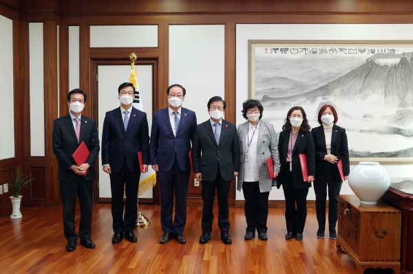 박병석 국회의장은 3일 국회 수석전문위원에 임명장을 수여했다.