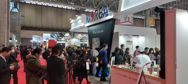 일본 최대 식품 박람회에서 김치와 K분식이 인기를 끌었다.