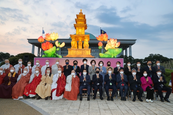 박병석 국회의장은 21일 오후 불기 2566년 국회 봉축탑 점등식에 참석했다.