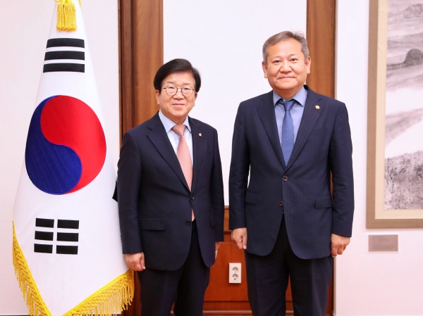 박병석 국회의장은 19일 이상민 신임 행정안전부 장관의 예방을 받고