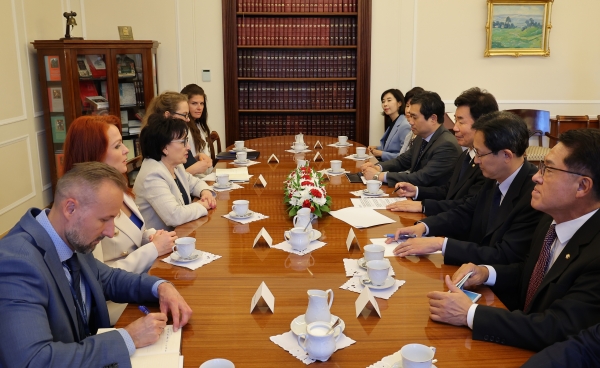 김진표 국회의장과 비테크 폴란드 하원의장이 회담을 하고 있다.