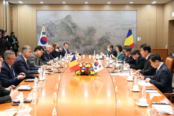 김진표 국회의장은 21일 오전 국회접견실에서 루마니아 하원의장과 다양한 현안에 대해 논의했다.