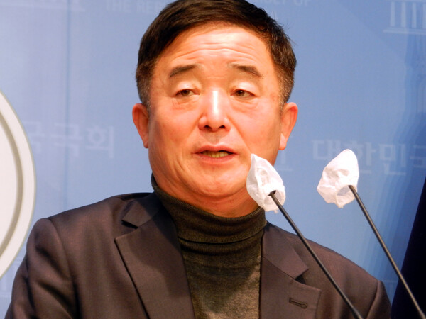 강득구 민주당 의원은 “5.18 민주화운동은 아시아 민주주의의 상징이자 한국의 민주화 과정을 탐구하는 중요한 사건이자 교육과정"이라고 말하고 "교육부에서 의도적으로 축소·생략된 것으로 보여진다”고 주장했다. 