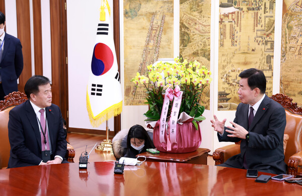 김진표 의장이 尹 대통령 신년 축하난 가져온 이진복 정무수석을 접견하고 있다.