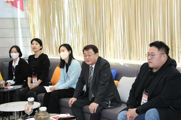 31일 박성효 소진공 이사장(오른쪽에서 두번째)이 대전 서구 소재 청년 활동 공간에서 개최된 간담회에서 청년 소상공인 의견을 청취하고 있다.