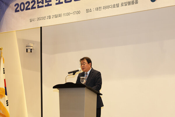 21일 대전 라마다호텔에서 개최된 “‘22년 소상공인 디지털 특성화대학 성과보고회”에 박성효 소진공 이사장이 참석하여 인사말을 하고 있다.