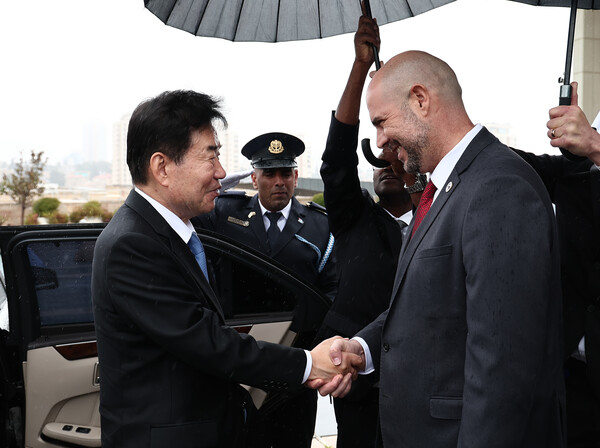 아미르 오하나 국회의장의 영접을 받는 김진표 국회의장.