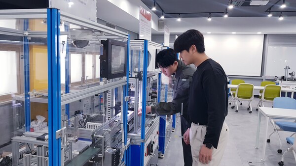 한국폴리텍대학 구미캠퍼스 AI전자과 학생들이 스마트팩토리 시스템에서 제품의 불량 여부를 확인하는 비전검사 공정을 학습하고 있다.
