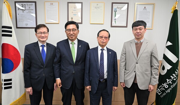 한국농수산식품유통공사 김춘진 사장(좌측2번째), 이길용 한국한센총연합회 회장(우측2번째)