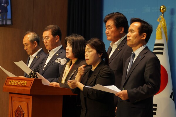 더불어민주당과 무소속 윤미향 의원 등 국회 농해수위 위원들은 9일 "일본에 명분만 쌓아주는 후쿠시마 시찰단 파견 철회하고 철저한 과학적 현장검증에 나서야 한다"고 밝혔다.