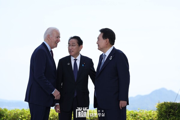 일본 히로시마를 방문 중인 윤석열 대통령은 21일 오후 조셉 바이든 미국 대통령, 기시다 후미오 일본 총리와 한미일 정상회담을 개최하고 3국간 전략적 공조를 더욱 강화했다고 밝혔다. 사진 대통령실 제공