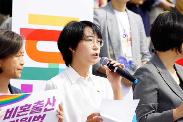 정의당 장혜영 의원은 31일 국회 본청 계단에서 가족구성권 3법 발의 기자회견'을 열고 누구와 함께 가족을 이루며 살아갈지 선택할 자유는 모두의 권리”라고 말했다. 