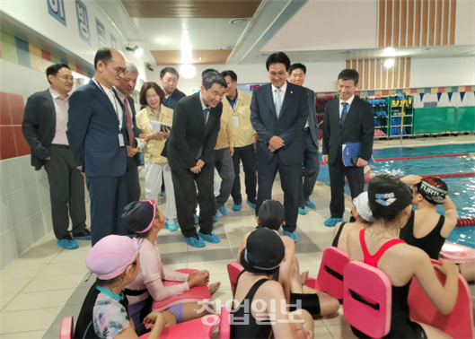 안민석 의원과 이주호 교육부 장관이 14일 오산시 원동초의 유아 생존 수영 수업을 참관했다. 