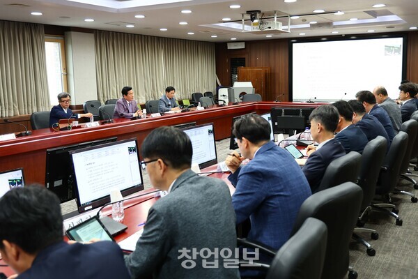 한국마사회는 지난 15일 과천 본관 대회의실에서 2차 경영혁신위원회를 개최했다.