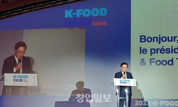 2023 파리 K-Food Fair 개회식에서 환영사를 하는 김춘진 한국농수산식품유통공사 사장의 모습이다.