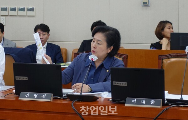 김영선 의원이 7월 기획재정위원회 전체회의에서 경제부총리에게 질의를 하고 있다.