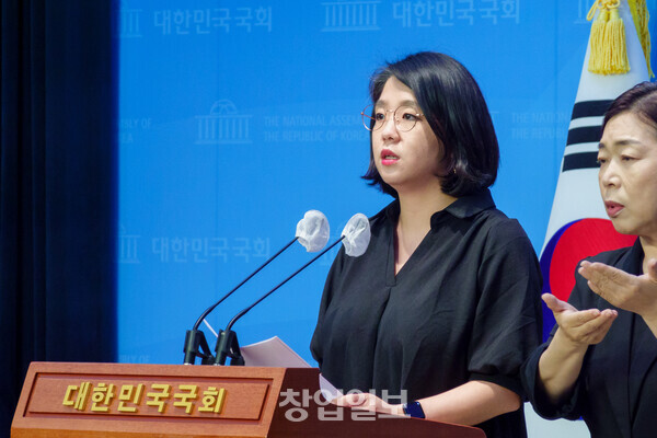 19일 소통관에서 2024년 최저임금 관련 기자회견을 진행하고 있는 용혜인(기본소득당 상임대표) 의원의 모습이다. 