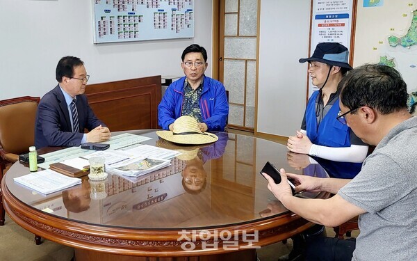 한국농수산식품유통공사 김춘진 사장(좌측2번째), 유희태 완주군수(좌측1번째)