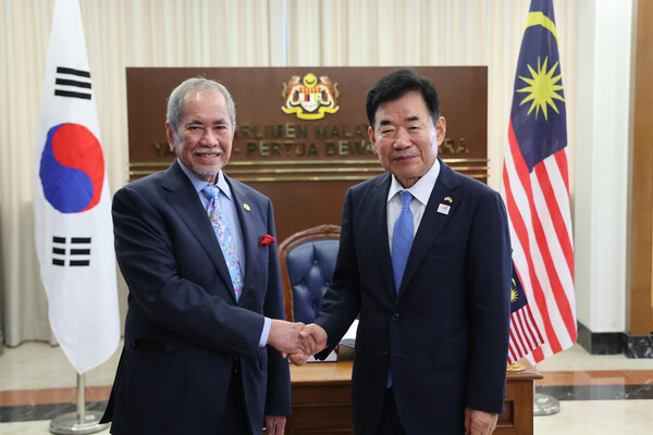 말레이시아를 공식 방문하고 있는 김진표 국회의장이 11일 오전(현지시간) 말레이시아 국회의사당에서 완 주나이디 상원의장을 만나 악수하고 있다.