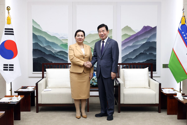 김진표 국회의장과 나르바예바 우즈베키스탄 상원의장이 회담 시작 전 악수하고 있다