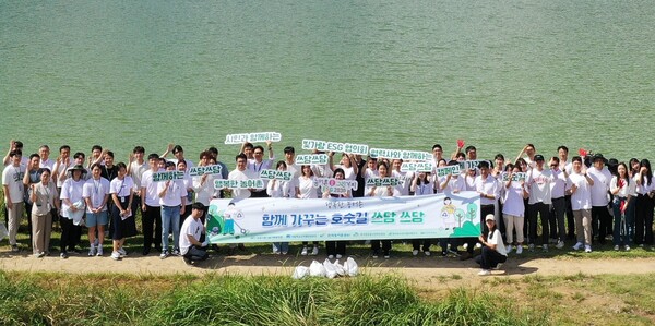 지난 18일 한국농수산식품유통공사와 빛가람 ESG협의회 공공기관, 나주시민 등 50여 명이 나주 금성산 한수제 둘레길을 방문해 '빛가람 ESG협의회 쓰담쓰담 플로깅 캠페인'에 나섰다.