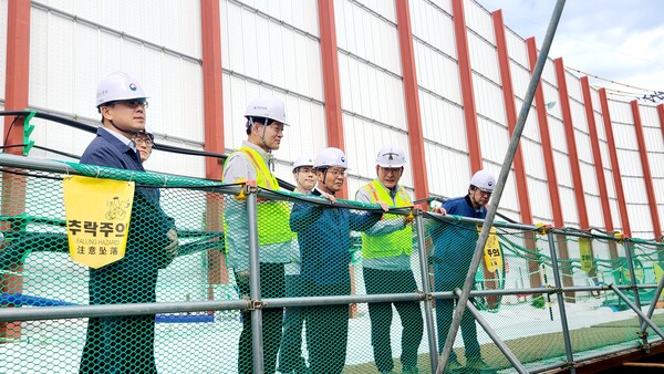 이정식 고용노동부 장관은 21일 대조1구역 재개발 공사현장을 찾아 시공사, 하도급업체 관계자 및 근로자들과 간담회를 개최했다.