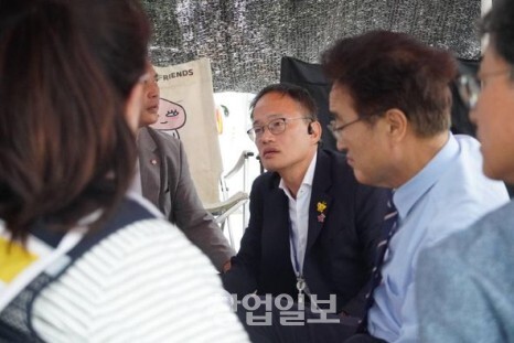 더불어민주당 우원식, 박주민, 박영순 의원 등은 지난 8월 9일 저축은행중앙회 콜센터 해고 상담사들의 농성장에  방문해 부당해고를 우려했다. 