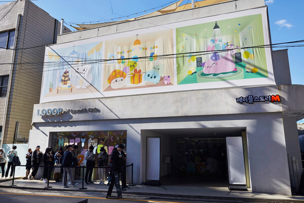 (주)넥슨이 ‘메이플스토리M’ 7주년을 기념해 성수동에 오픈한 팝업스토어에 방문객들이 기다리고 있다.