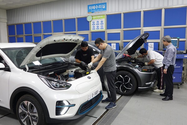 29일  한국폴리텍대학 남대구캠퍼스 자동차과 학생들이 전기자동차 정비 실습을 하고 있다