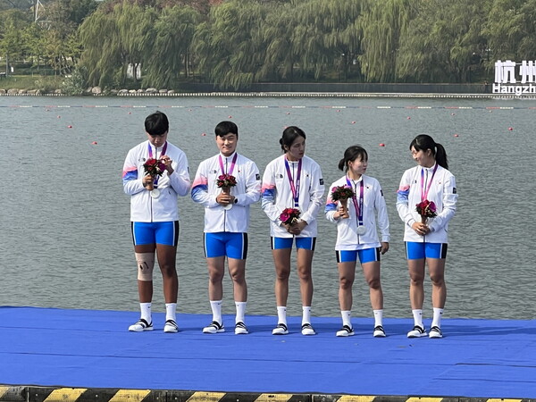 왼쪽부터 이승호, 강이성, 배지인, 강현주, 김수현 선수