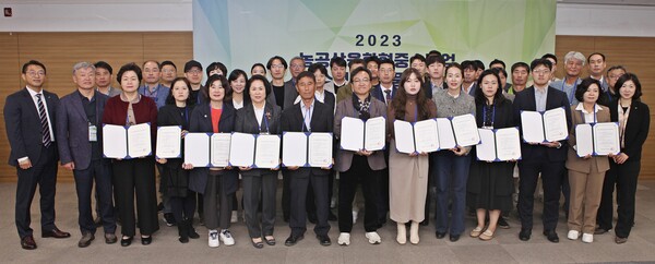 2023 농공상융합형중소기업 지정확인서 수여식이 열렸다.  한국농수산식품유통공사 이수직 식품산업육성처장(좌측 1번째)