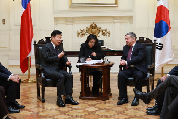 김진표 국회의장이 콜로마 상원의장과 회담하고 있다.