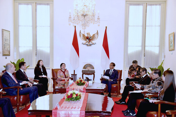 김진표 의장이 메르데카 궁에서 조코위 대통령과 면담하고 있다.