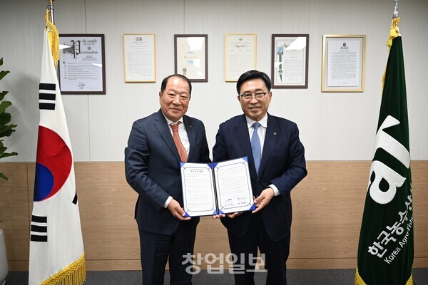 한국농수산식품유통공사-㈜영명 MOU. 한국농수산식품유통공사 김춘진 사장(오른쪽), ㈜영명 오영석 대표이사(왼쪽)