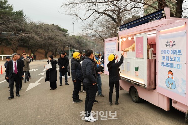 한국마사회 정기환 회장이 지난 6일 경마관계자들을 격려하기 위해 새벽조교현장에 커피차를 선물했다.