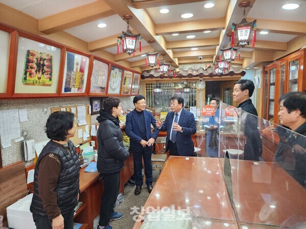 13일 오후, 박성효 소상공인시장진흥공단 이사장(왼쪽에서 네 번째)이 서울 방이시장을 방문하여 현장점검에 나섰다.