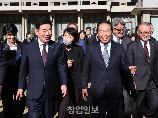 김진표 국회의장이 누카가 일본 중의원 의장과 대화하며 걸어가고 있다.