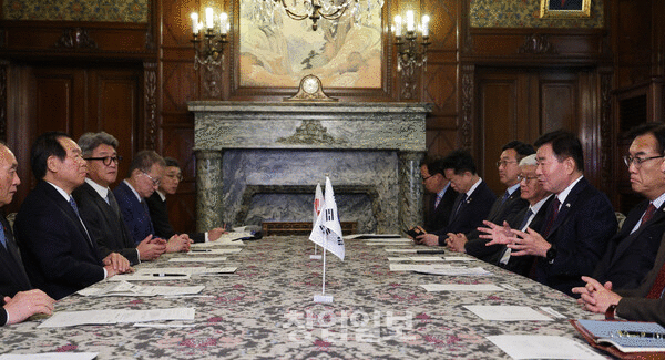김진표 국회의장이 누카가 일본 중의원 의장과 회담하고 있다.