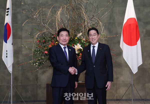 김진표 국회의장이 기시다 일본 총리와 악수하고 있다.