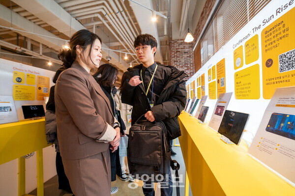 창문프로젝트 전시회를 관람하고 있는 한국영상대학교 김혜란 교수(왼쪽)
