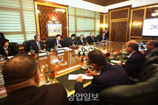김진표 의장이 나암 미야라 상원의장과의 면담에서 발언하고 있다.