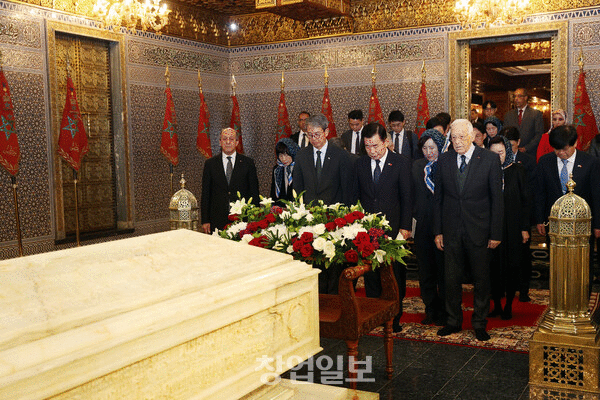 김진표 의장을 비롯한 국회 대표단이 모하메드 5세 영묘에서 헌화한 뒤 묵념하고 있다.
