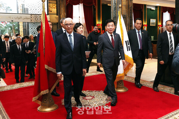 김진표 의장이 딸비 알라미 하원의장과 함께 입장하고 있다.