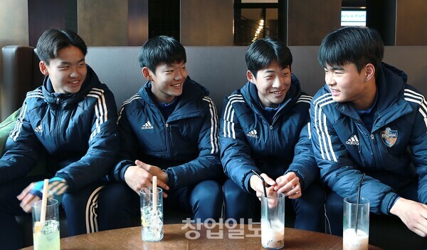  ‘울산 U15’ 선수. 왼쪽부터 조민우(GK), 김도훈(MF), 박주환(DF), 남이안(FW)