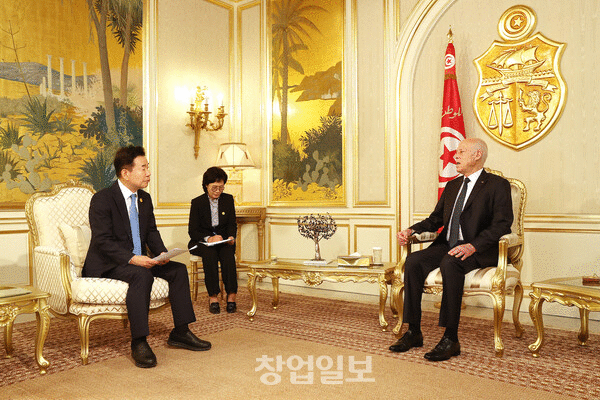 김진표 의장과 튀니지 사이에드 대통령이 면담하고 있다.
