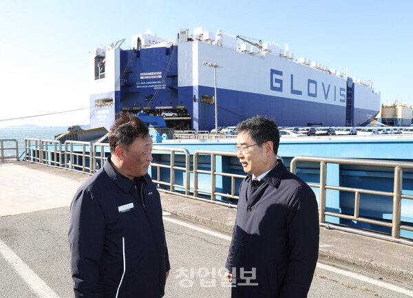김창기 국세청장은 25일 자동차 수출 현장을 방문하여 세정 지원을 약속했다.