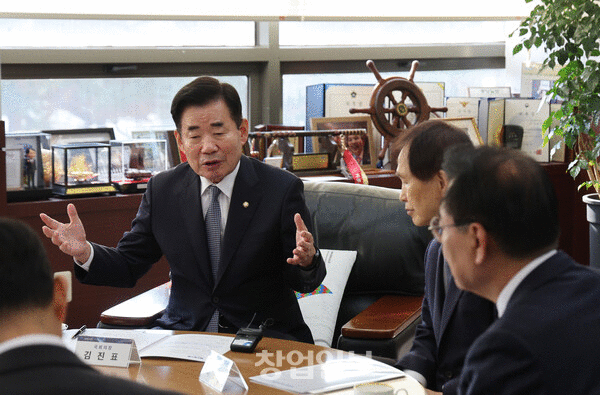 김진표 의장이 국방첨단과학기술사관학교 설립을 위한 간담회에서 토론하고 있다.